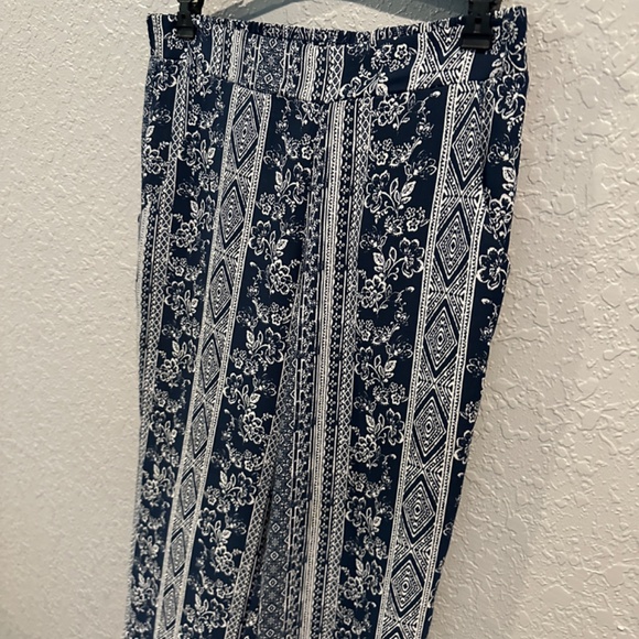 A Byer Wide Leg Blue Pattern Pants - Size S - Picture 3 of 8
